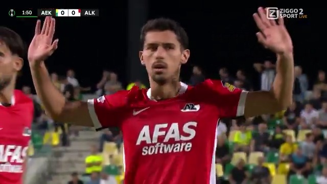 𝐖𝐀𝐓!? Rood voor AZ! ❌ Penetra moet het veld al na 1,5 minuut verlaten... 😱 #ZiggoSport #UECL #AEKAZ