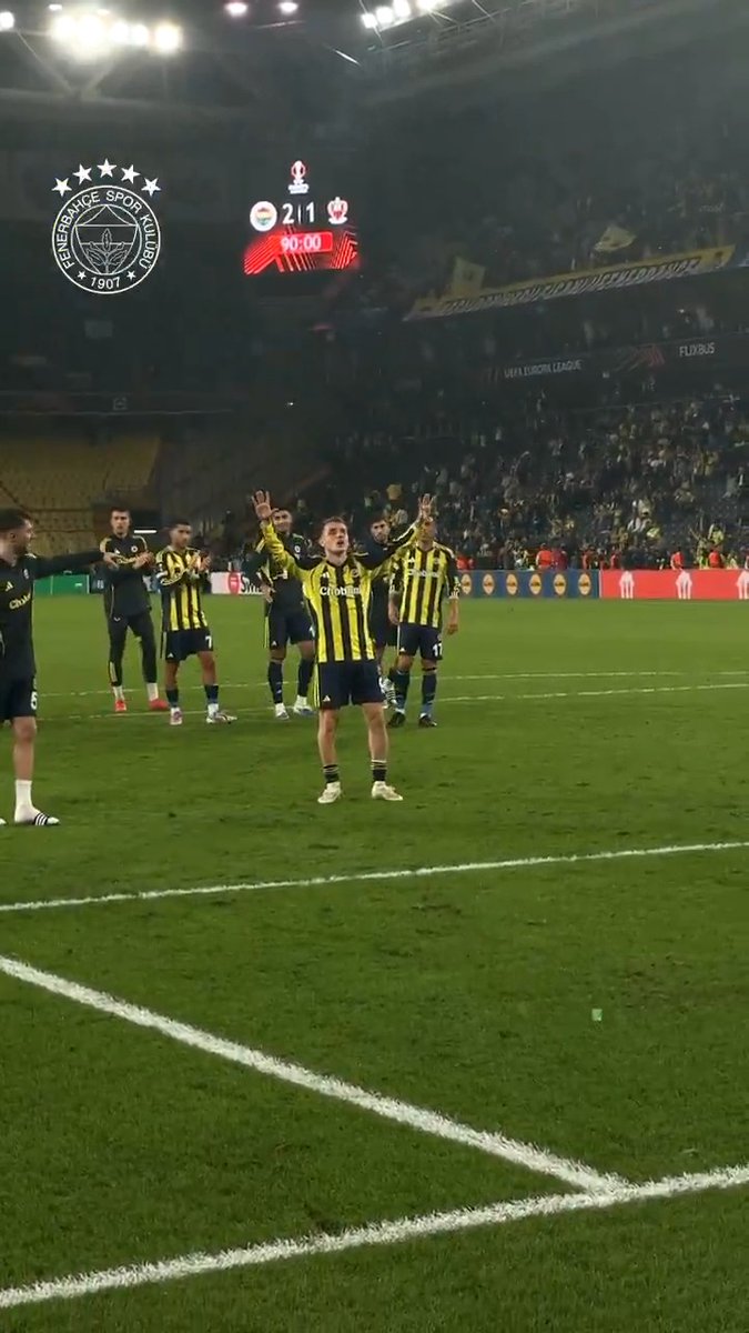 9️⃣ Aktürkoğlu! Golleriyle geceye damgasını vurduktan sonra ufak bir kutlama.