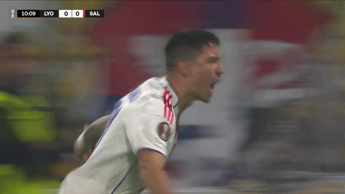🇺🇾🔥 GOOL de Martín Satriano para el 1-0 de Lyon ante Salzburgo por la Europa League. Es el primero del uruguayo con la camiseta de los leones.