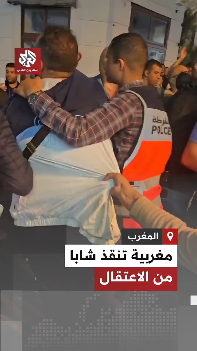 القوات الأمنية تحاول اعتقال شاب من وسط المحتجين في مدينة طنجة المغربية، قبل أن تتدخل مجموعة من السيدات لانتزاعه من قبضة عناصر الأمن ومنع اقتياده، فيما حاول الأمن اعتقال إحدى السيدات خلال التوترات التي رافقت المظاهرة #المغرب