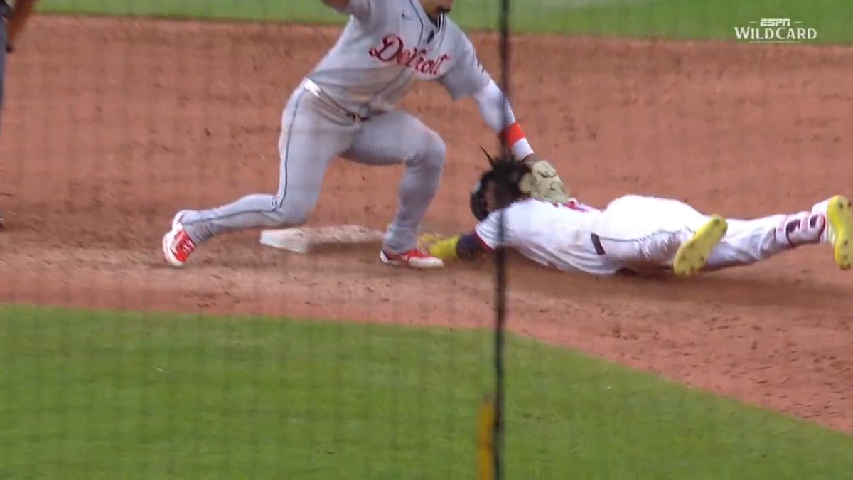 Javy Báez is SO smooth with it 😮‍💨 Another impressive tag gets the Detroit Tigers out of a dangerous spot!
