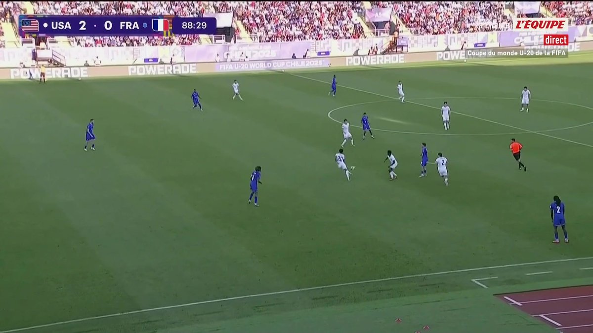 Rien ne va plus pour les Bleuets. Après avoir concédé un premier but, la France craque encore et les États-Unis enchaînent ... notre défense est totalement dépassée #lequipeFOOT