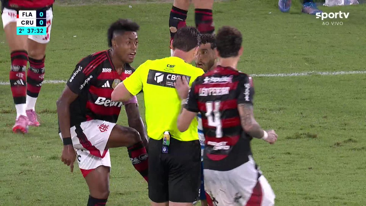 O lance da expulsão de William em Flamengo x Cruzeiro. 🎥 sportv | ge