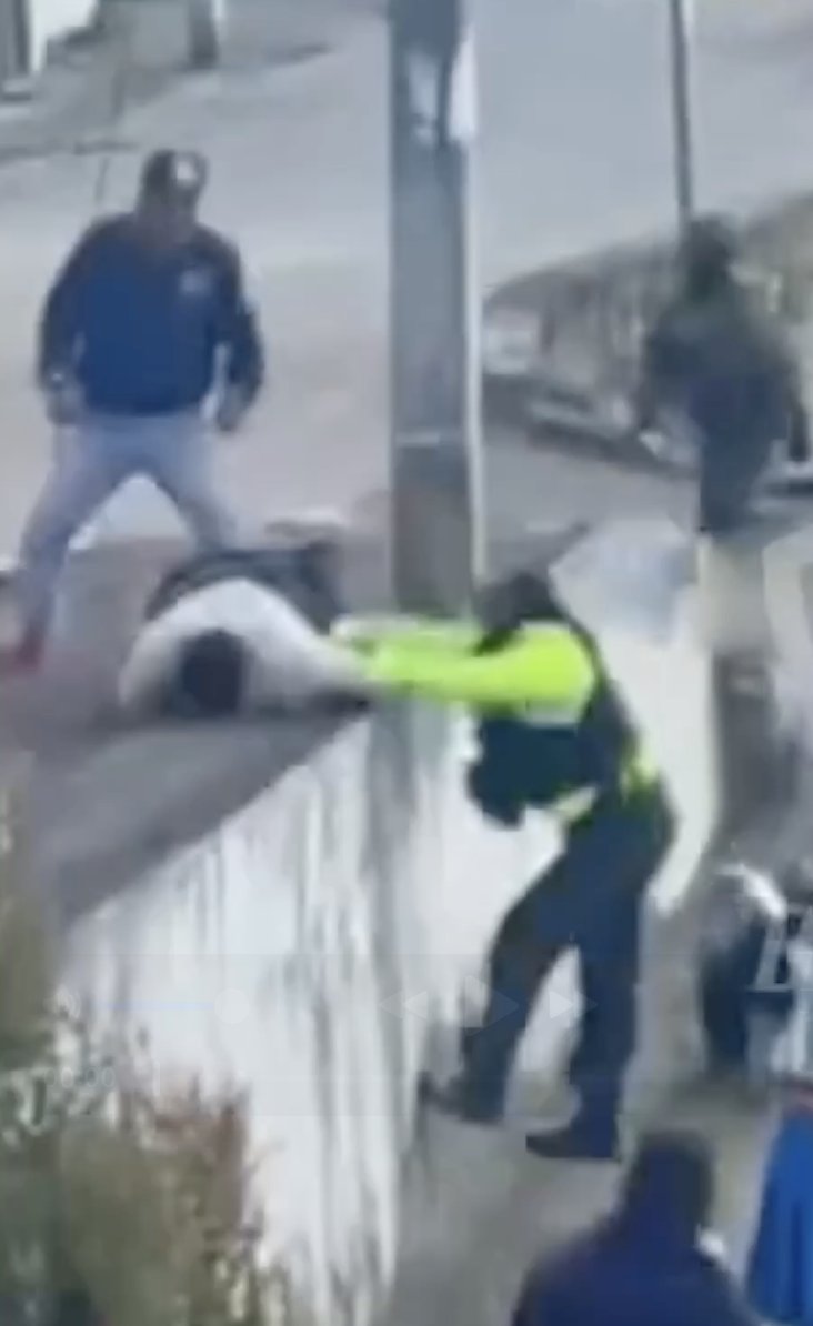 🏃🏾🚔 Manifestante logró burlar a la policía y se escapó del patrullero por la otra puerta, sucedió en #Suscal, provincia de #Cañar. #ParoNacional2025 #ParoEcuador
