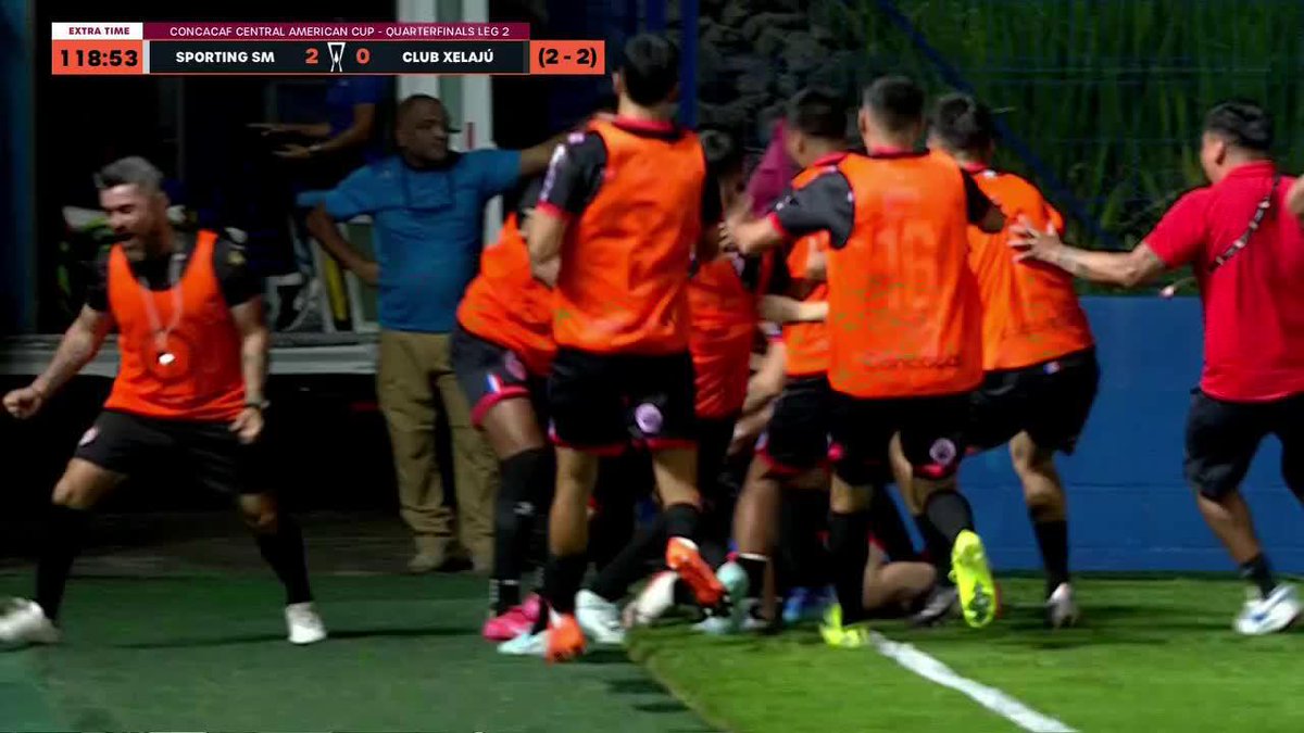 #CopaCentroamericana | Romario Da Silva cometió una mano que hizo al rival igualar la serie, pero marca un golazo para enviar a Xelajú a semifinales de Copa Centroamericana y a la Copa de Campeones 2026. 🇵🇦Sporting SM 2-1 (2-3) Xelajú🇬🇹