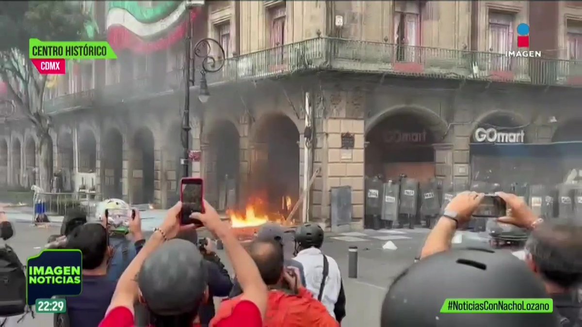 Con este nivel de saña y violencia, un grupo de unos 350 encapuchados, arremetieron contra policías capitalinos durante la marcha para conmemorar el #2DeOctubreNoSeOlvida en el #Zócalo.