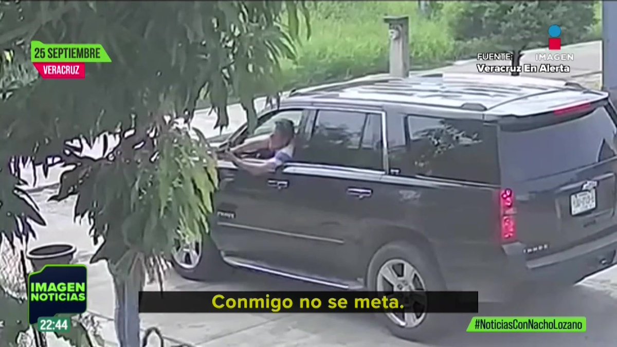 “Va a haber un problema con tu esposo que no lo vas a poder salvar”, con pistola en mano, así amenazó un ex dirigente del #PRD en #Veracruz, a su vecina por poner macetas en la calle. No fue la única, otros dos vecinos también fueron amenazados y ya denunciaron al político:
