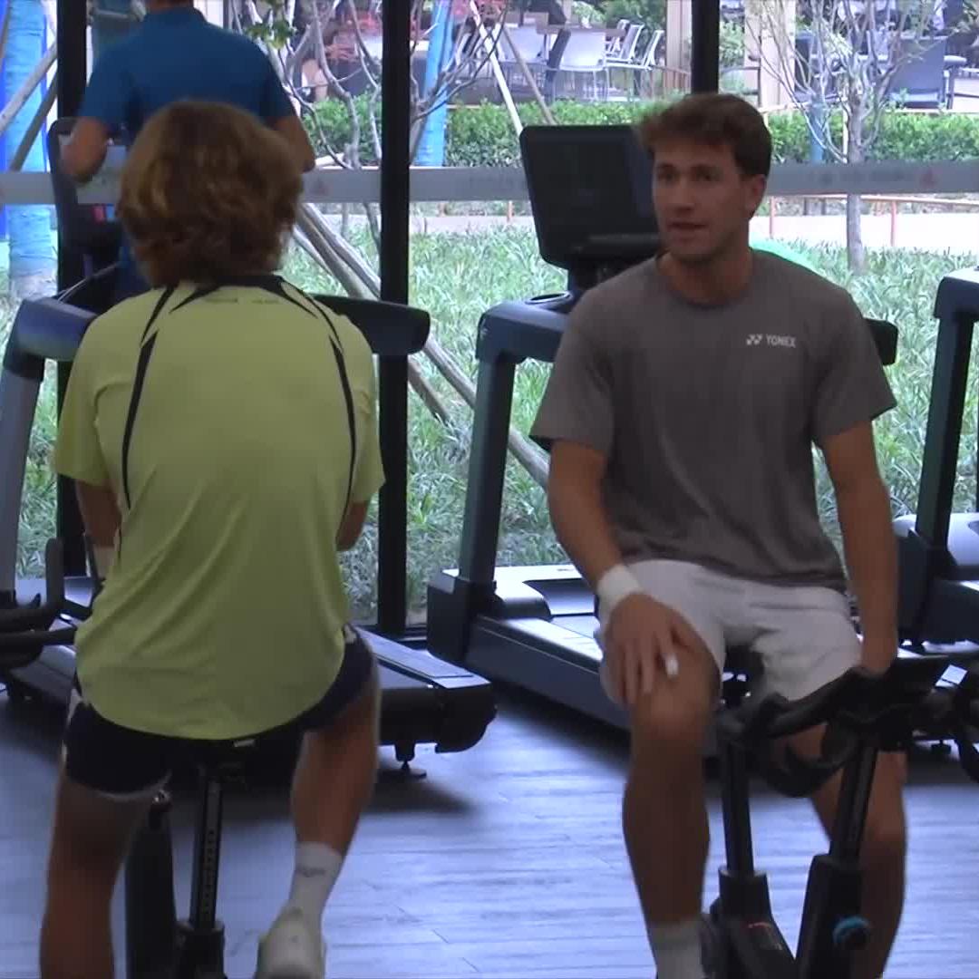 Friends 🤝 competitors Casper Ruud and Andrey Rublev have a friendly catch up whilst they get the legs ticking over 😆 #RolexShanghaiMasters