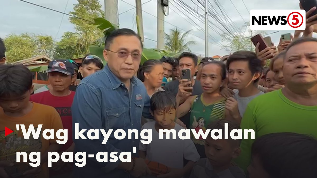 SEN. BONG GO SA CEBU Napahinto si Sen. Bong Go sa mga residenteng naapektuhan ng lindol na nakita niyang namamalimos sa tabing-kalsada sa Medellin, Cebu ngayong Biyernes, Oct. 3. Namigay siya ng ayuda at nag-iwan pa ng mensahe para sa mga biktima. | via Mon Gualvez