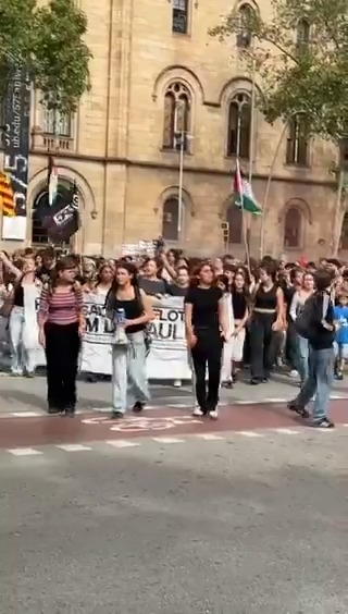 Arrenca la manifestació dels estudiants a Barcelona contra el genocidi de Gaza i per reclamar l'alliberament de la flotilla. A la plaça Universitat hi han arribat columnes d'estudiants provinents de diferents campus