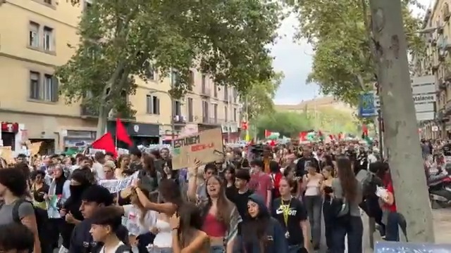 La manifestació estudiantil de Barcelona comença a caminar des de la plaça de la Universitat sota el lema "Contra l'imperialisme genocida, Palestina lliure"