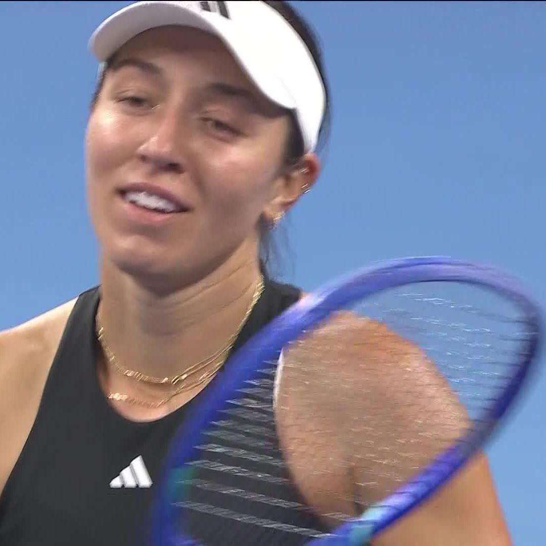 Closing out in style ✨ Jessie Pegula advances to the semifinals in Beijing with a three-set victory against Navarro, 6-7, 6-2, 6-1. #2025ChinaOpen