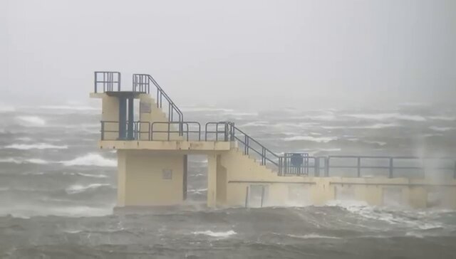 It may be wild outside but Ian and Matt are on hand looking after all the animals inside the aquarium today while #StormAmy passes by. High tide is in the next hour or so , so let’s hope the wind is blowing from the west, driving more water into the bay 🌊