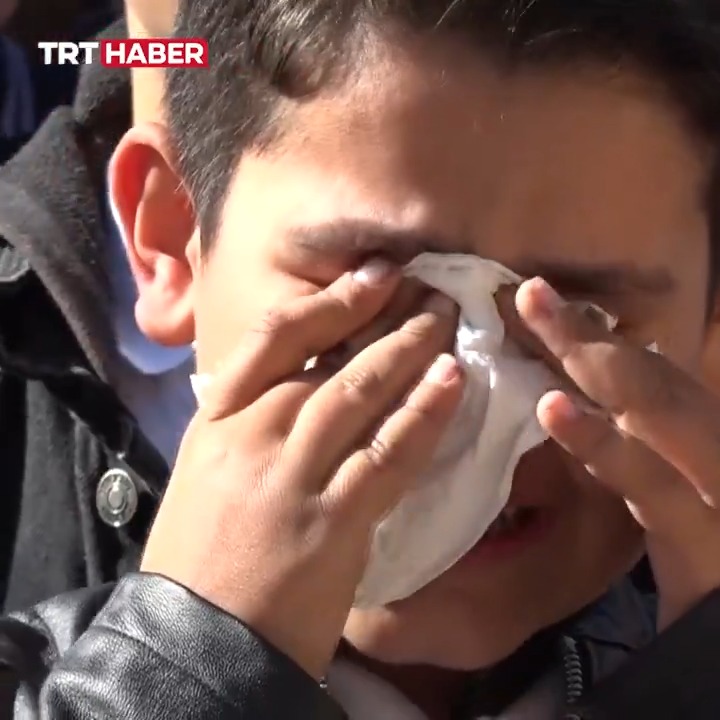 Van Erciş'te öğrenciler, Gazze halkına ve Kararlılık Filosu’na ilahiler ve şiirlerle destek verdi. 7. sınıf öğrencisi Alperen Hamza Bayazıt, Gazze'deki zulmü anlatırken gözyaşlarına boğuldu. 📌"İçimiz yanıyor. Bizim önümüze binbir çeşit yemek gelirken onlar toprak yiyor..."