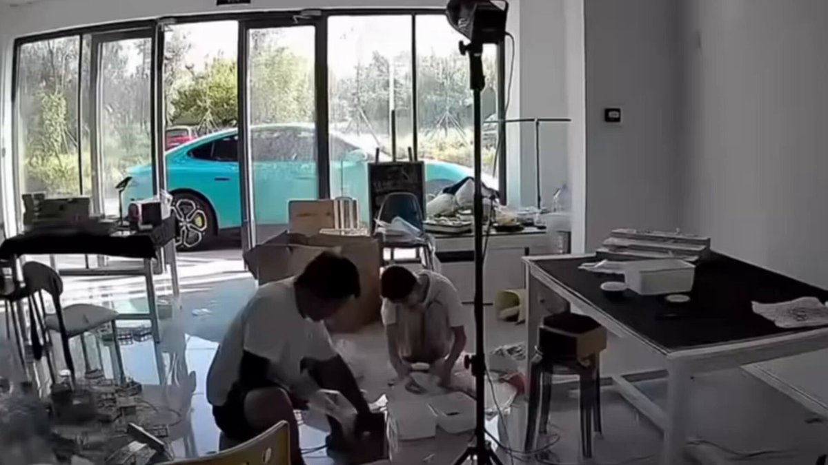 【EV車の蜂起 人間を乗せる車が人間から逃走】 🚙 中国でシャオミ SU7 が突然、運転手を乗せずに逃げ出した。慌てた持ち主は車より速く走って、車を捕まえるはめに。 サポートセンターは、何らかの原因で持ち主のスマホから車に対し、 離れた場所にある駐車場に行けというコマンドが発せられたと見ている。SNSでは、人間の想像図とは違う車の反乱がすでに始まり、車は人間から逃げていくとジョークが飛び交っている。 🎥 動画はSNSより。