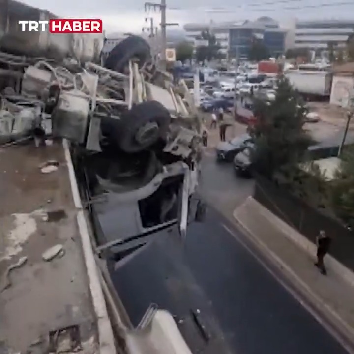 İzmir’de kontrolden çıkıp devrilen tır, viyadükte asılı kaldı.
