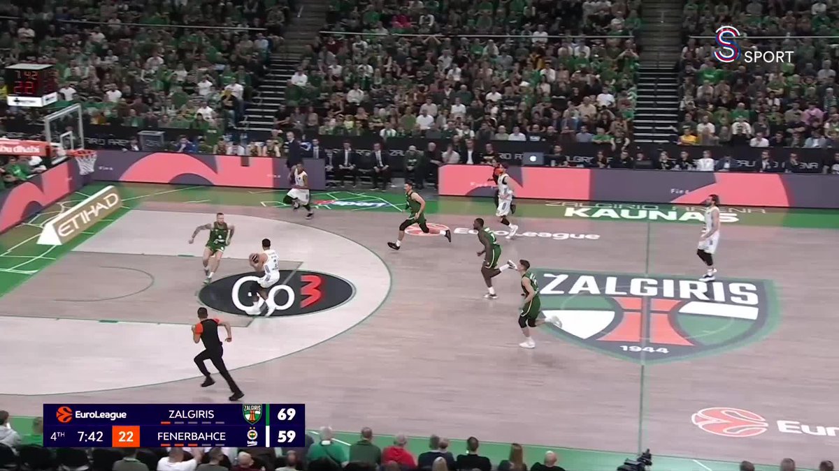 Devon Hall savunmadaki baskısıyla hata yaptırıp smacıyla hücumu bitiriyor!