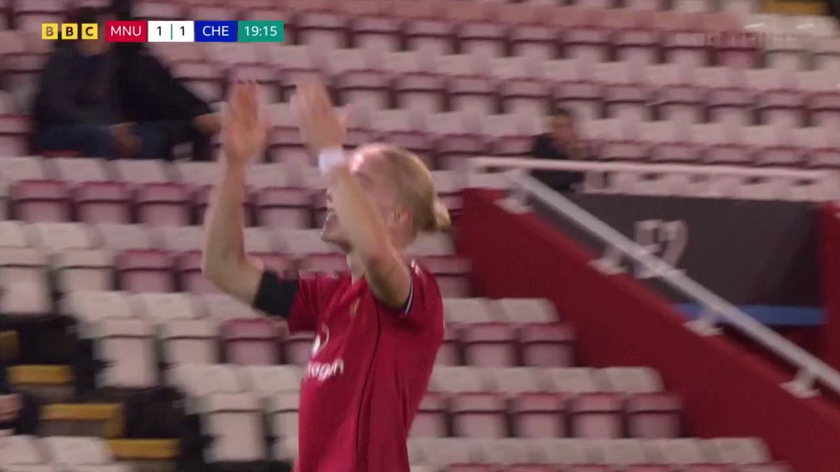 Man Utd were behind... but not for long! Anna Sandberg's first goal for the Red Devils is a stunner! 😯 #BBCWSL