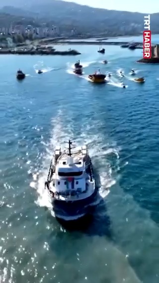 🔴 Trabzon ve Artvin'de balıkçılar, Küresel Kararlılık Filosu'na destek olmak için gemi ve teknelerle Karadeniz'e açıldı.
