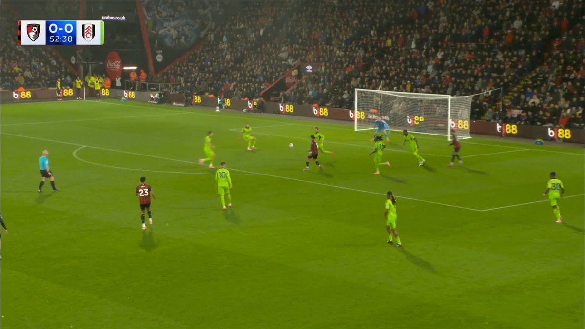 Evanilson forces a strong save from Bernd Leno! 🧤