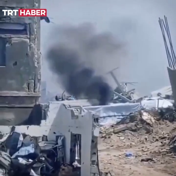 Soykırımcı İsrail, Gazze'de dronla saldırdığı çadırları yaktı.