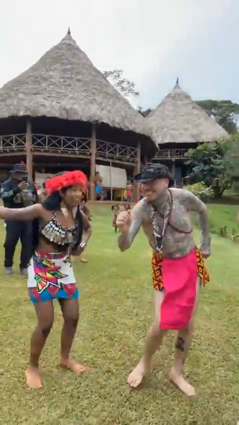 El cantante puertorriqueño Carlos Efrén Reyes Rosado, Farruko, sigue conociendo la cultura y tradiciones de Panamá, y en esta ocasión visitó la comunidad de Emberá Querá, donde aprovechó para disfrutar un baile tradicional y lucir el vestido típico, como muestra un vídeo compartido por el expresidente de la Cámara de Comercio de Colón, Michael Chen.