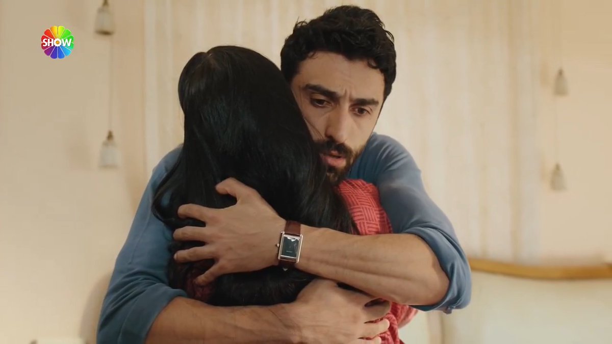“Seni çok seviyorum, olduğun gibi…” Firaz tüm içtenliyle Nursema’ya sarılıyor! 🥹🫂 #NurAz #KızılcıkŞerbeti yeni bölümüyle Show TV’de. Gold Film