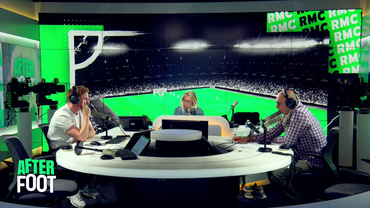 🔵⚪️ De Zerbi demande plus de reconnaissance envers l'OM après la victoire contre le PSG. 🗣️ charbonnier lionel: "Il fait un peu la victime. C'est de la com qui consiste à dire qu'ils sont seuls contre tous. Ils ont fait un très gros match et personne ne l'a minimisé, au contraire"