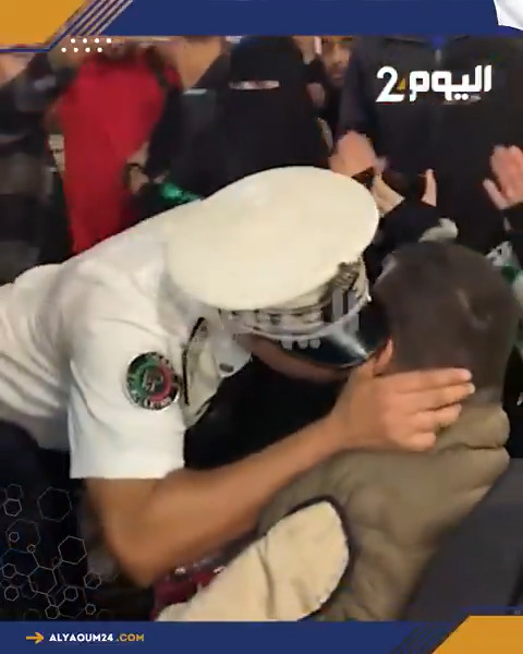 🔴🔴|| في زحمة الأحداث وتدافع اللحظات، برزت صورة إنسانية مفعمة بالدفء والامتنان، حيث وقف شخص من ذوي الاحتياجات الخاصة، محاطا بحنان أسرته، يوزّع الورود 🌹🌹 على عناصر الأمن الوطني 👮👮♂️. هذا التصرف البسيط، المعبر عن قلب نقي وروح مُحبة، جاء خلال احتجاجات #genz212، ليُجسد لغة الحوار الصامتة التي تفوق الكلمات. باقة ورد هنا، وابتسامة هناك، حملت في طياتها رسالة محبة وتقدير لأولئك الذين يقفون صامدين لاستباب الأمن، مُظهرين صورة المغرب الأصيل الذي ينبض بالتكافل والإنسانية. هذا المشهد الجميل لم يكن مجرد لحظة عابرة، بل لوحة فنية تعكس الصورة الحسنة للأمن الوطني في قلوب المغاربة. فعناصر الأمن، الذين يُمثلون درع الوطن وسياجه، ليسوا مجرد حماة للنظام، بل هم أبناء هذا الشعب، يتقاسمون معه الأمل والتحديات. تصرف هذا الشاب وأسرته يُبرز الوجه الحقيقي للمجتمع المغربي، حيث تحولت الوردة إلى لغة تواصل تُعبر عن الوحدة الوطنية والتضامن، مُرسخة صورة الأمن الوطني كجزء لا يتجزأ من نسيج هذا الوطن العزيز.