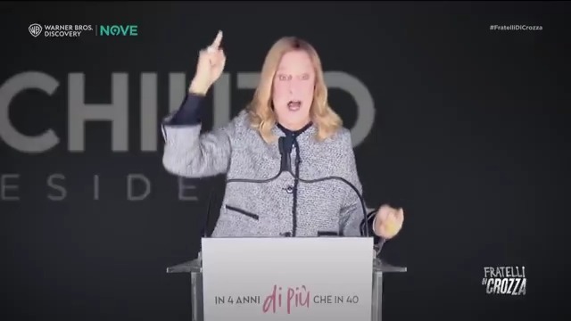 Crozza-Meloni urla in Calabria: "Sono la più forte nel mondo [...] Imparassero a fare i criminali se vogliono che li riportamo con l'aereo. Se la sinistra pensa di creare disagio coi treni, non lo farà mai meglio di Salvini [...] Scotti batte De Martino per andare contro di me"