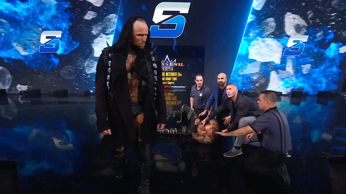 DOWN GOES CARMELO! Aleister Black saw an opportunity and he took it 🤷 Carmelo Hayes The Miz