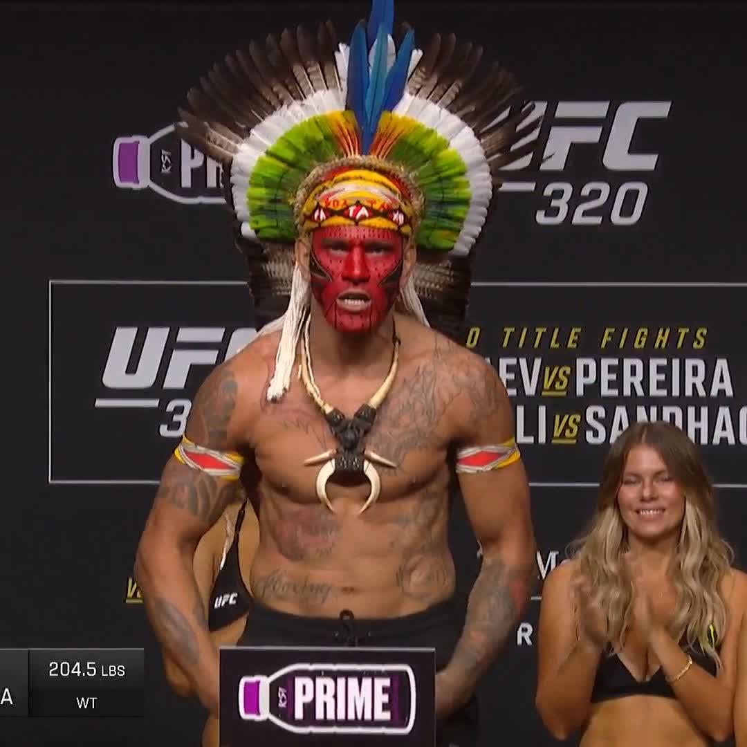 ๐จ FALTA 1 DIA ๐จ A encarada final entre ๐ท๐บ Magomed Ankalaev e ๐ง๐ท Alex "Poatan" Pereira antes da revanche pelo cinturรฃo dos meio-pesados no UFC 320.