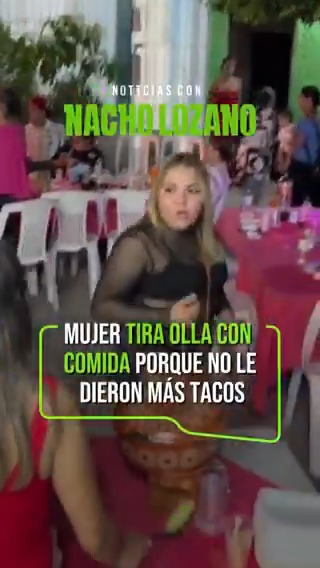 “¡Un taco qué te cuesta, verga!”, esta mujer le lanzó una cazuela con comida a una mujer embarazada en #Sinaloa porque no le sirvió más tacos. Ya le habían dado 5 porciones, pidió más, le dijeron que no y así reaccionó quien ahora es conocida en redes sociales como #LadyHambreada. ¿Qué opinan?