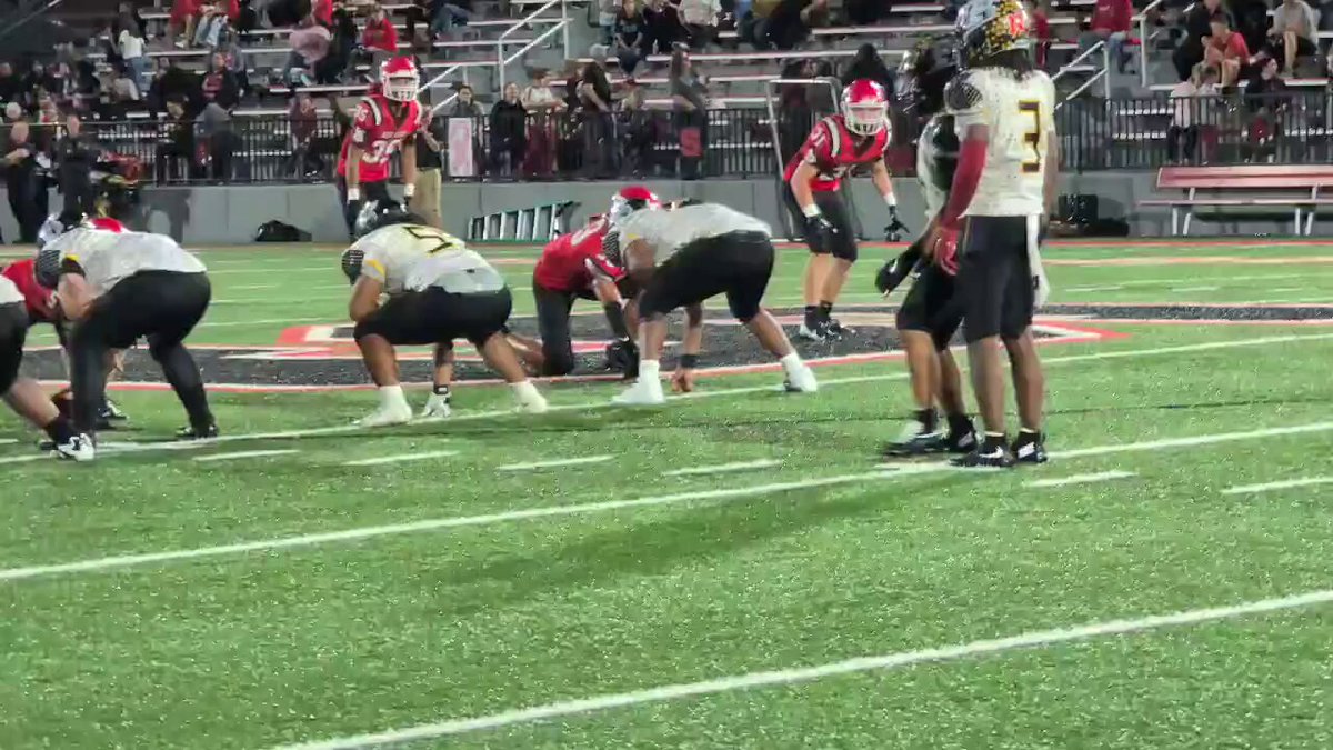 Farrell (PA) RB Juelz Johnson went beast mode! 😤😤 (via: Shane Lux) More: