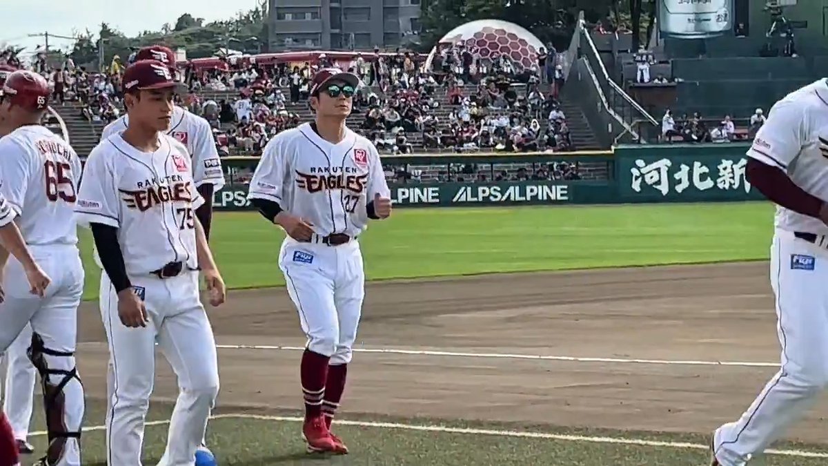 #岡島豪郎 選手がユニフォーム姿でフィールドに！ 試合直前のアップの様子です🏃💨 #RakutenEagles #キ！