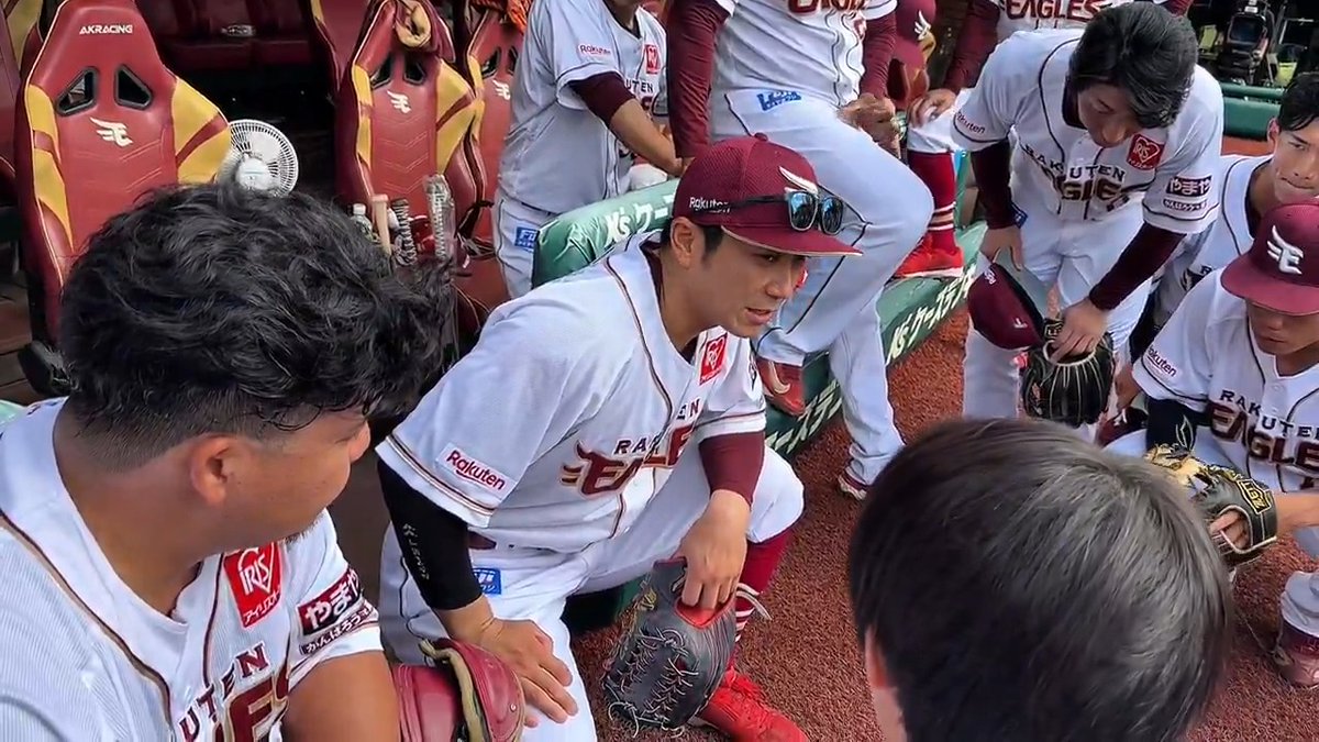 今日の円陣は #岡島豪郎 選手🗣️ 「いろいろな困難に立ち向かって、これからの野球人生楽しんでいってください。 今日一日、僕全力で楽しませてもらうんで、皆さんも思いっきり楽しんで来シーズンに繋がるいいゲームをしましょう。 いいっすか! いきます!さぁいこう!!」 #RakutenEagles #キ!