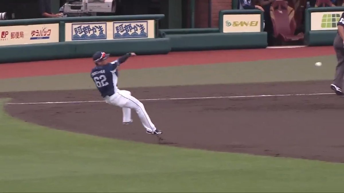 とんでもない体勢からセカンド送球アウトに‼️ 埼玉西武 滝澤夏央 選手の忍者プレー🥷 👇ライブ配信はこちら