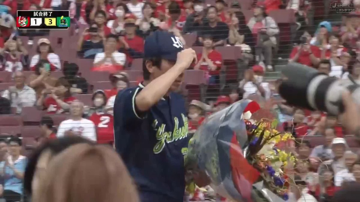 ／ 県立広島工業高校野球部⚾️ ＼ 今季限りで退任の 東京ヤクルトスワローズ #高津臣吾 監督は広島出身 「県工」の後輩 #新井貴浩 監督から花束贈呈💐 広島1-3東京ヤクルト J SPORTSオンデマンド LIVE＆見逃し配信