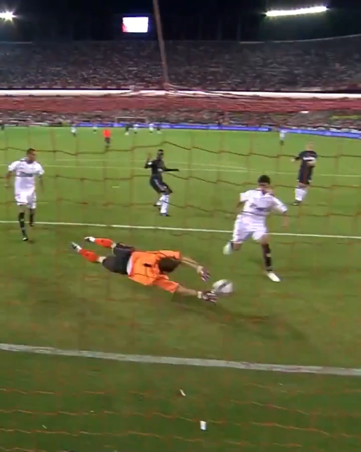 🔙 2009 La parada imposible de @ikercasillas, desde todos los ángulos.