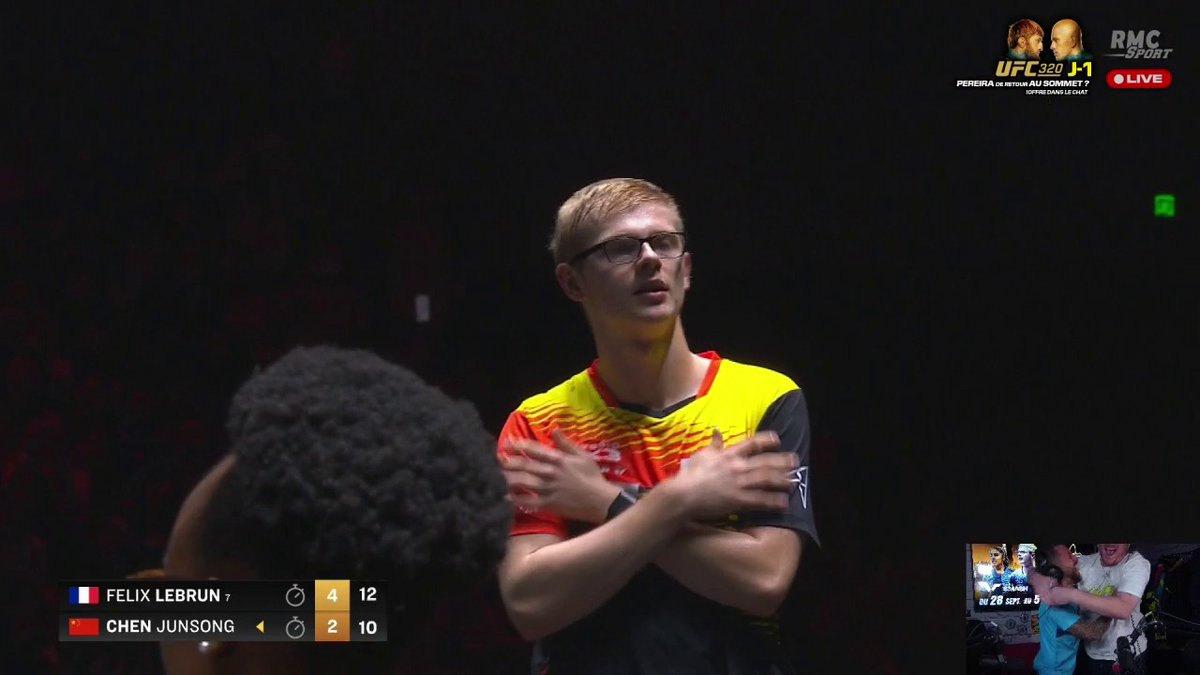 🇫🇷🇨🇳 FROID ! 🥶 Félix Lebrun a battu le Chinois Chen Junsong en quart de finale du WTT China Smash à Pékin en Chine. Il disputera sa demi-finale dimanche matin. Quelqu’un a allumé la clim ? 😏