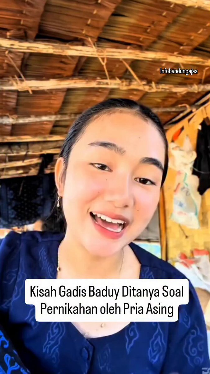 🌿 Kisah Gadis Baduy Ditanya Soal Pernikahan oleh Pria Asing Seorang gadis Baduy membagikan pengalaman uniknya ketika seorang pria asing mendekatinya. Awalnya ia kebingungan karena perbedaan bahasa — berkali-kali ia mengatakan: “I’m sorry, I don’t understand Indian.” Namun, komunikasi tetap sulit karena pria itu tidak memahami bahasa Indonesia. Pria tersebut kemudian menanyakan kehidupan masyarakat Baduy, termasuk soal pernikahan. Dengan tegas, gadis itu menjelaskan: “Baduy people can't marry outsiders. Must be fellow Baduy people.” 🛑 Penolakan itu bukan karena pribadi, melainkan murni mengikuti adat Baduy, yang melarang warganya menikah dengan orang luar. ✨ Kisah ini jadi pengingat bahwa adat dan budaya lokal harus dihormati, apalagi masyarakat adat seperti Baduy yang masih memegang teguh aturan leluhur. Sc: rumsyah.shaa