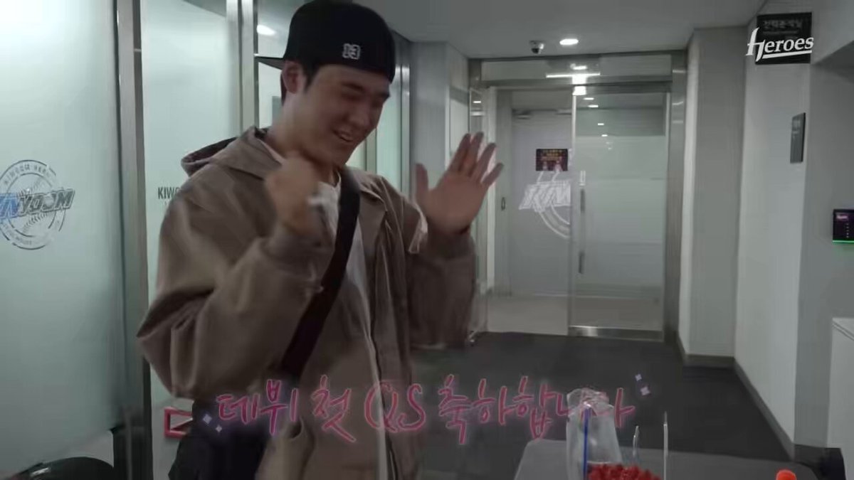 큠튜브가 왜이리 무리해 띠바ㅠㅠ 출근하는 선수들 한명씩 붙잡고 올 시즌 세운 기록으로 한명한명 축하노래 불러줌 하 이렇게 보니까 다들 넘잘했네 수고했다🫰🫰🫰