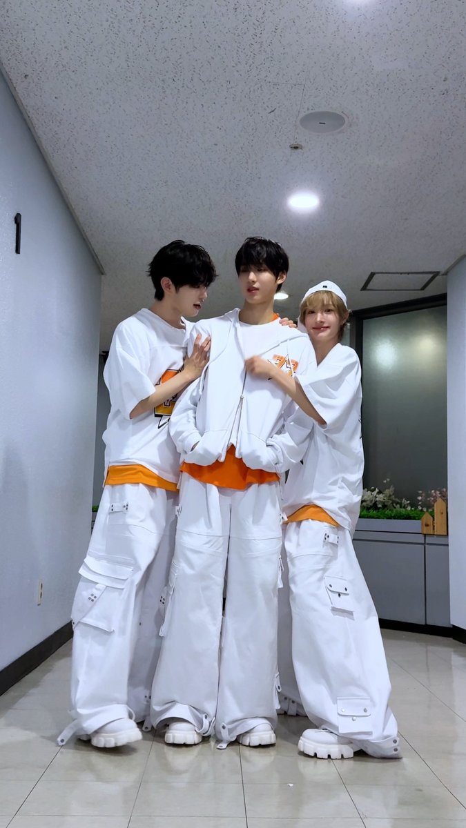 So just dance dance dance! 😚 #동화 #주왕 #민제 #Donghwa #Juwang #Minje #KickFlip #킥플립 #My_First_Flip #처음_불러보는_노래