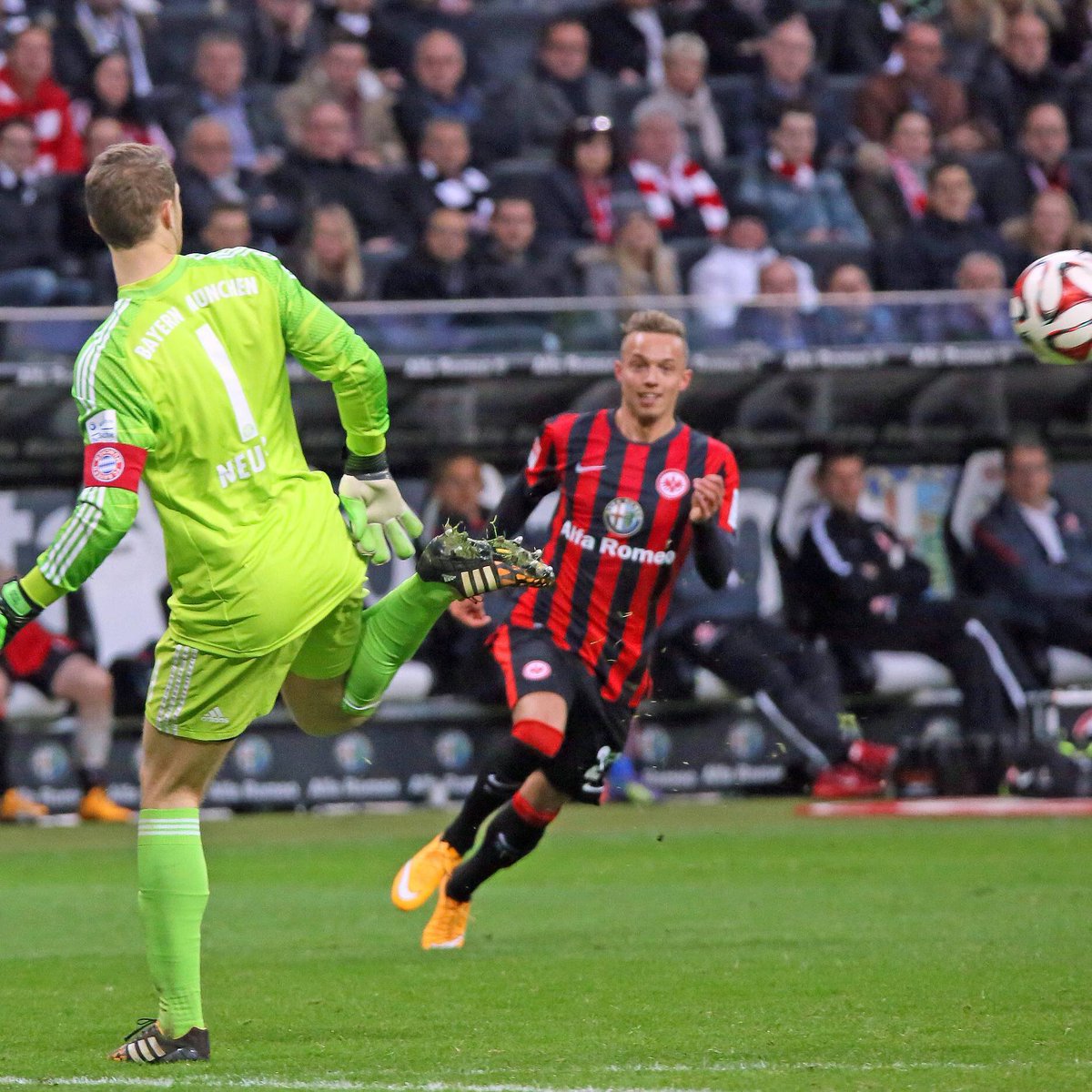 Manuel Neuer macht Manuel Neuer Sachen 🐐 Die Reaktion vom damaligen Eintracht-Trainer Thomas Schaaf sagt alles 😅🤝