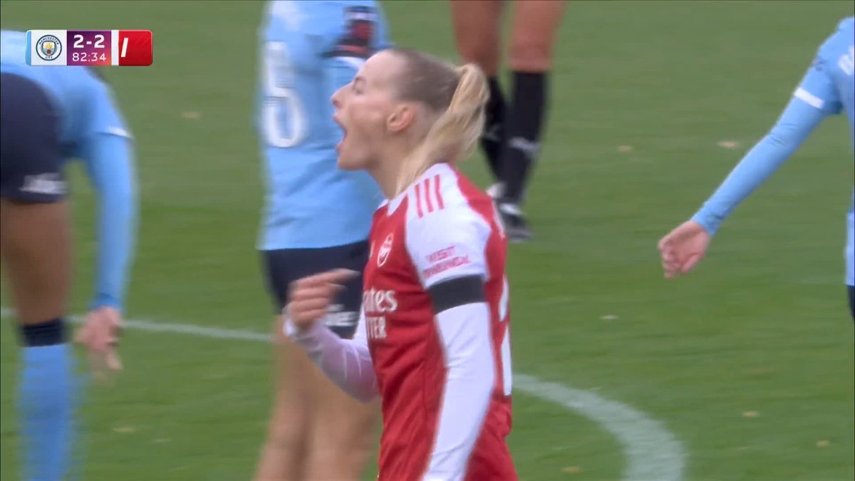 Chloe Kelly... WHO ELSE! 🥶 Kelly equalises against her former side with an absolute BEAUTY!