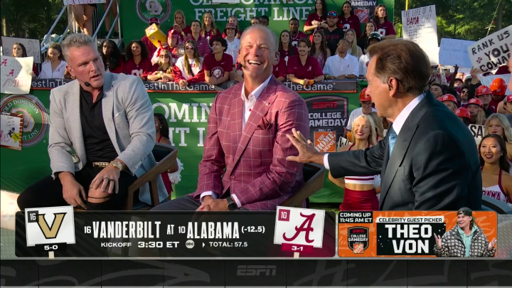 "I want a public apology for saying that." Nick Saban on his comments on Vandy last season 😂 (🎥: College GameDay)