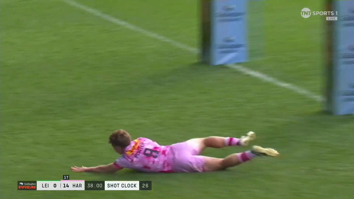 "That one out the back-door is unbelievable!" Alex Dombrandt with the break and sumptuous offload sets up a beautiful Harlequins 🃏 try 🤩