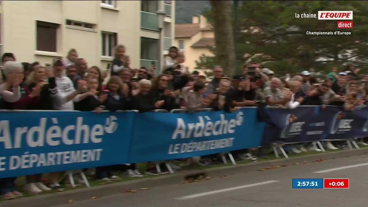 ⭐ Demi Vollering est sacrée Championne d'Europe ! La Néerlandaise a dominé les débats, en s'isolant dans la Côte de Saint-Romain-de-Lerps, pour décrocher le maillot étoilé. Suivez les Championnats d'Europe en direct sur la chaine L'Équipe #lequipeVELO #EuroRoad25