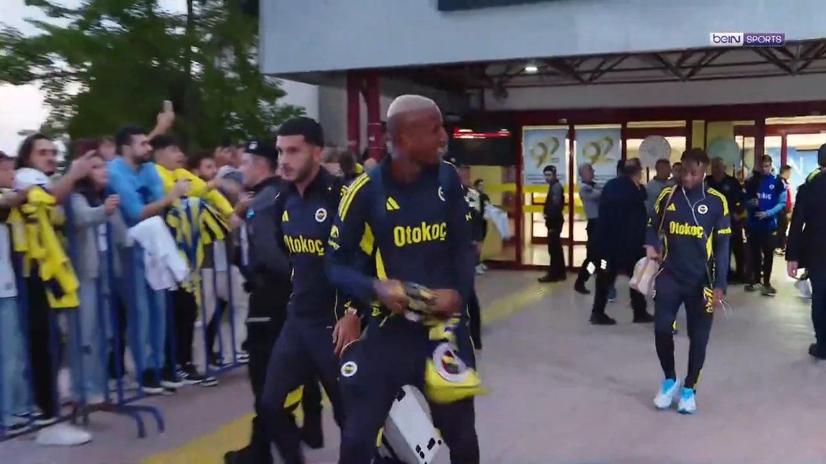Samsun'da, Anderson Talisca ile taraftarımız arasında yaşanan atkı meselesi.. 😅