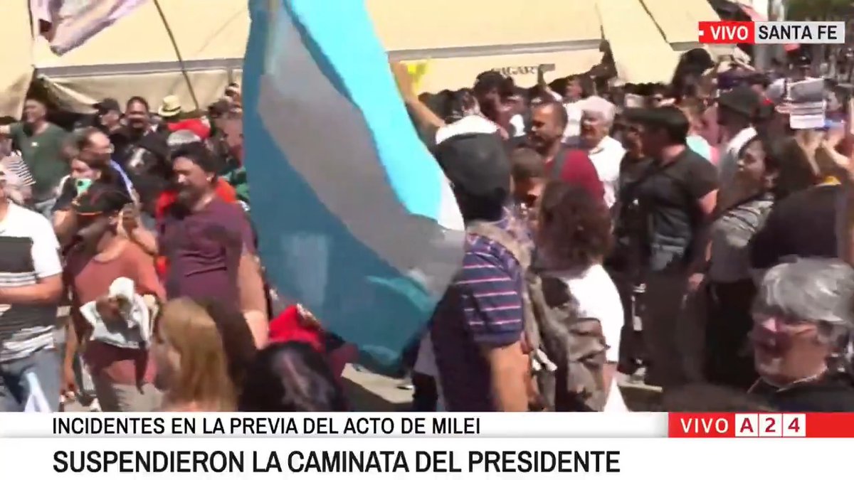 Yo salí a las 10:30 a hacer un mandado en remera y me dio calor. El jefe supremo de la Nación anda con cuatro camperas encima sin incomodidad aparente. No es una excentricidad más a estas alturas.